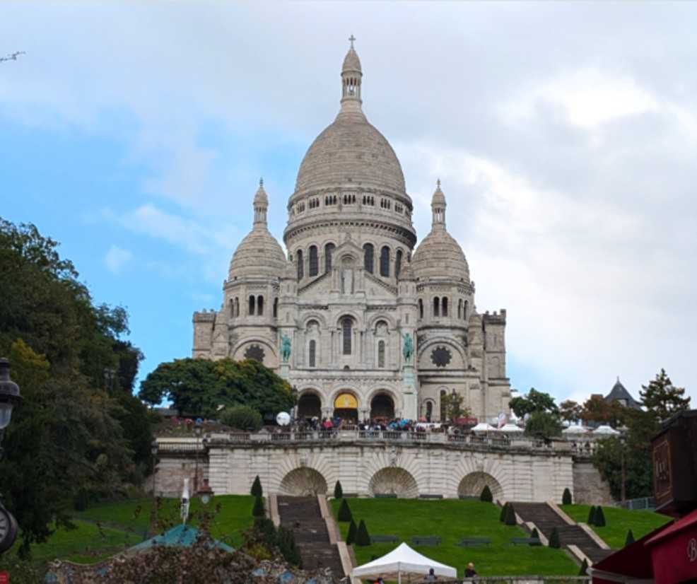 Sacré-Cœur basilica and Montmartre cobblestone streets – 2026