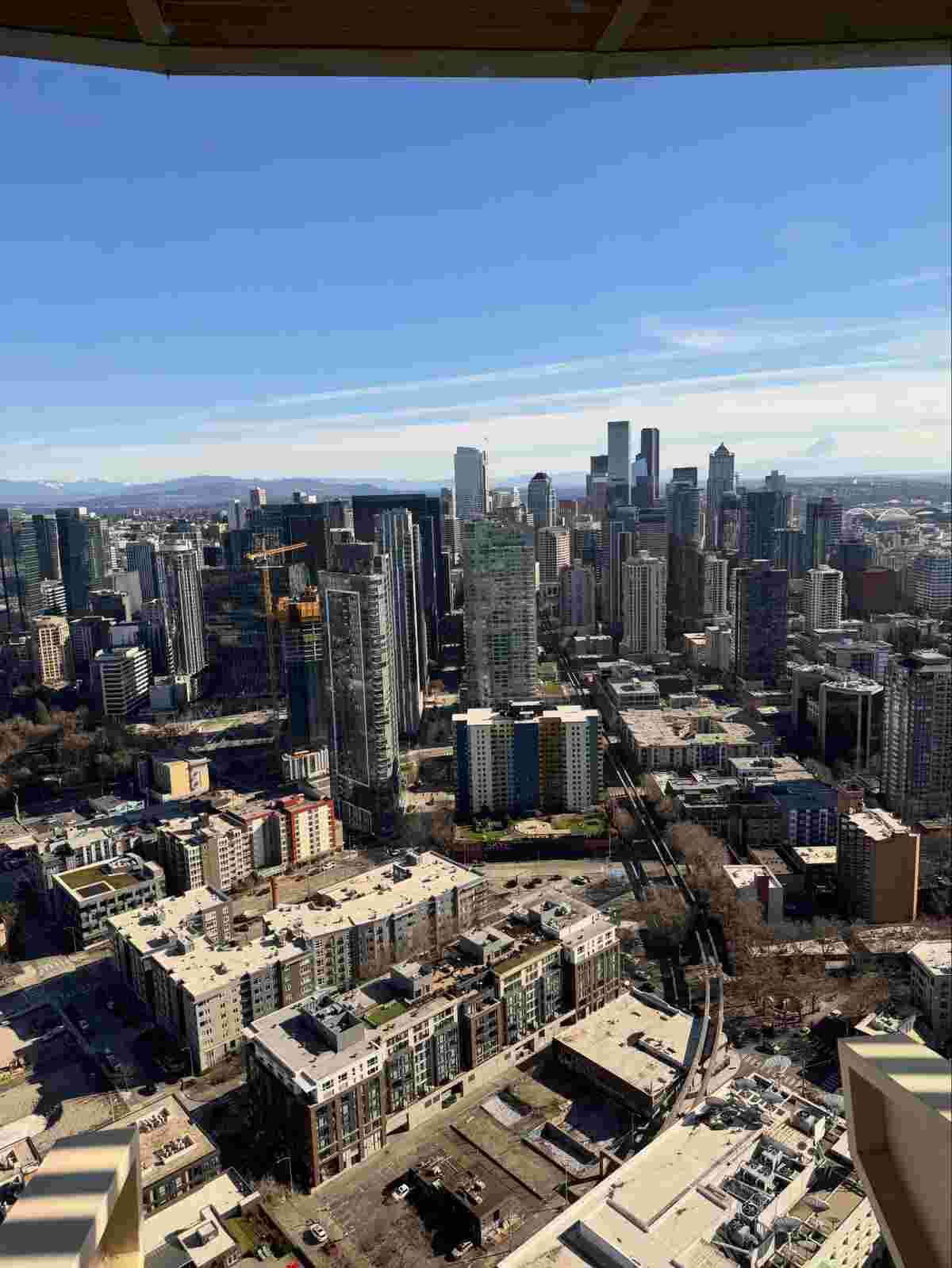 Seattle skyline with Space Needle and Mount Rainier in the background